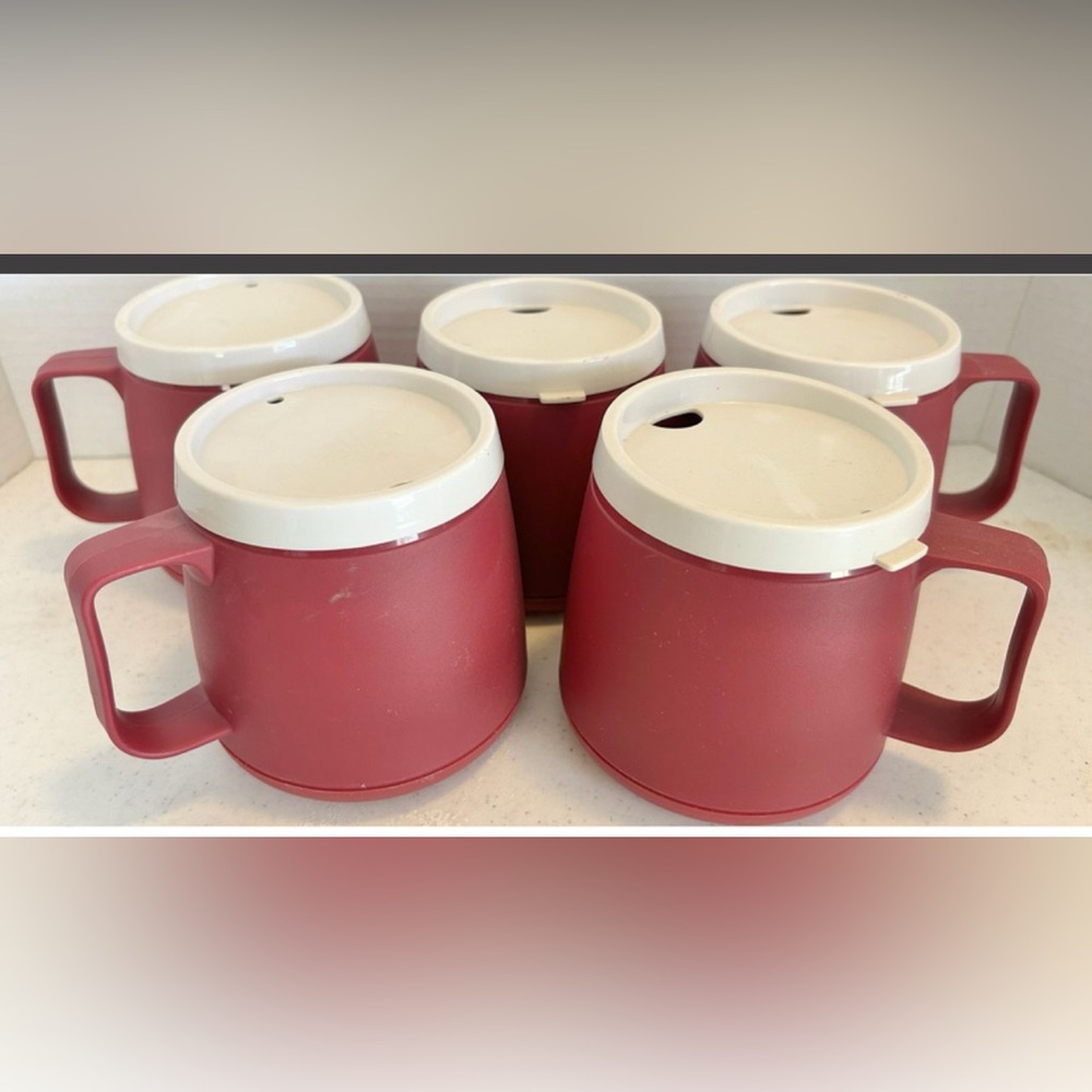 Vintage Red and White Home Accent Thermos Tumblers w lid (5)
